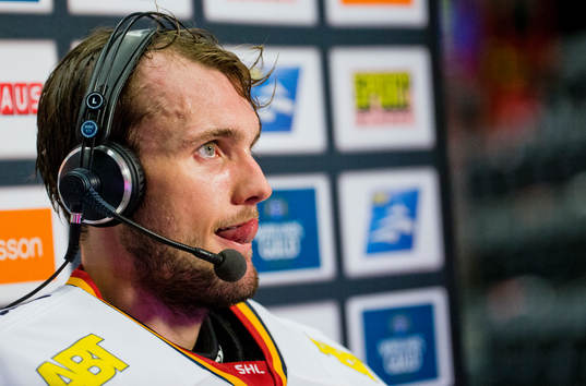 Djurgårdens målvakt Robin Jensen blir intervjuad