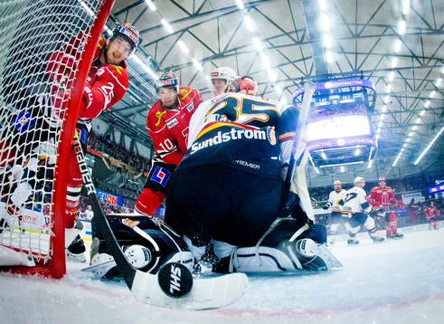 Örebros Anton Hedman gör 1-0 på Djurgårdens målvakt