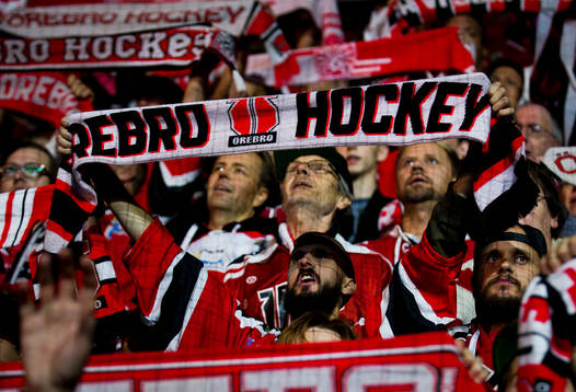 Örebrosupportrar med halsdukar