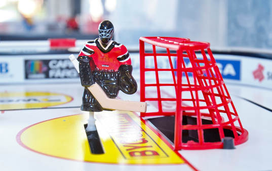 Örebro Hockey målvakt på bordshockeyspel