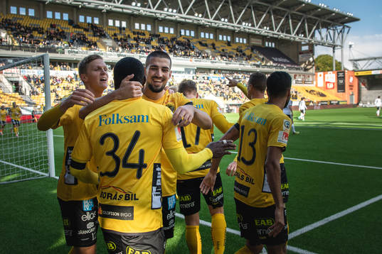 Elfsborgs Chinedu Obasi blir omkramad