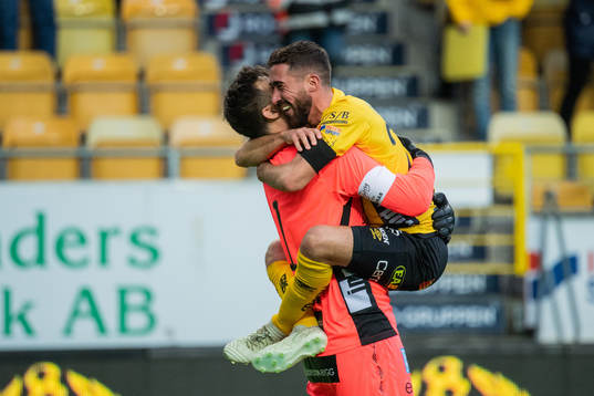Elfsborgs Frederik Holst och målvakt Kevin Stuhr Ellegaard