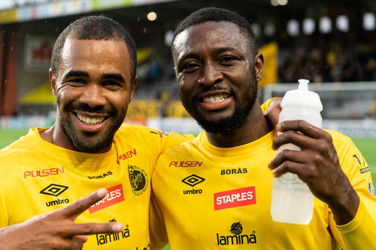 Elfsborgs Alex Dyer och Chinedu Obasi jublar