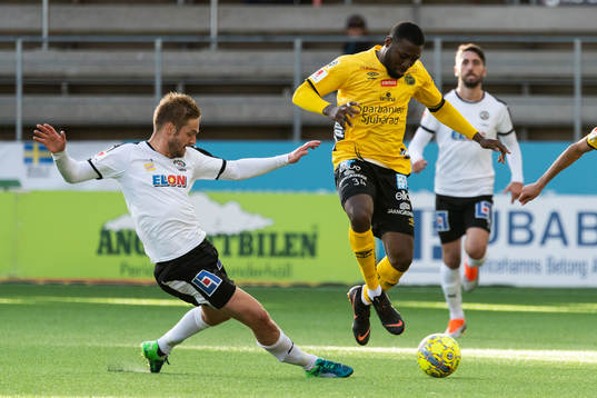 Elfsborgs Chinedu Obasi och Örebros Johan Mårtensson