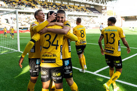 Elfsborgs Chinedu Obasi kramas om av Ibrahim Dresevic och