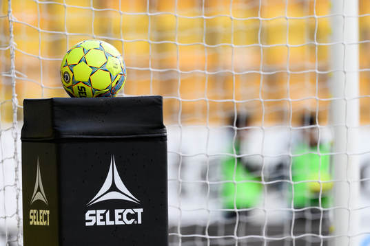 En matchboll vid sidan av målet
