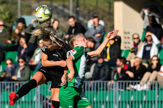 Hammarbys Astrid Larsson och Göteborgs Julia Roddar i en