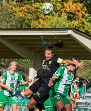 Göteborgs Beata Kollmats i en duell med Hammarbys