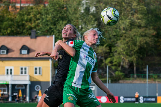 Göteborgs Elin Rubensson i en duell med Hammarbys Astrid
