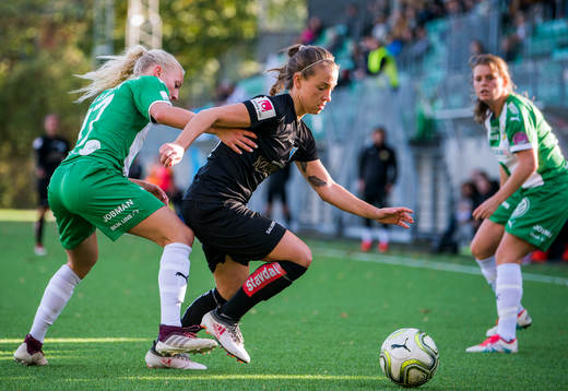Göteborgs Julia Zigiotti Olme i en duell med Hammarbys