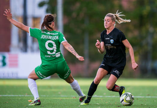 Göteborgs Olivia Schough i en duell med Hammarbys Amanda