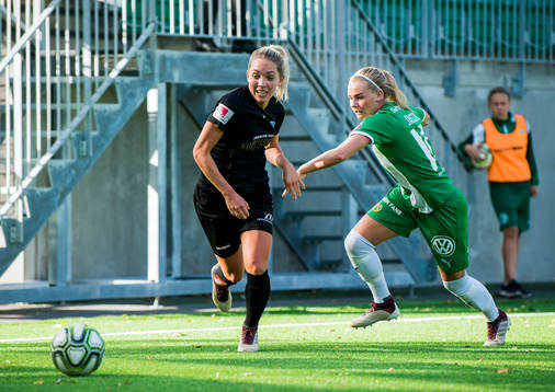 Göteborgs Elin Rubensson i en duell med Hammarbys Emma