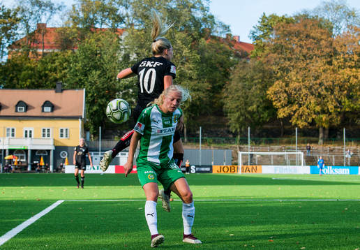 Göteborgs Elin Rubensson i en duell med Hammarbys Astrid