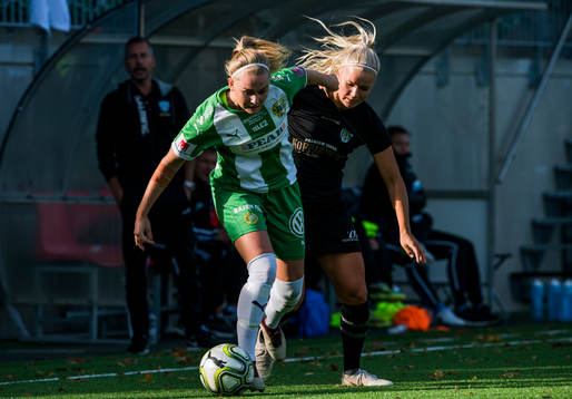 Hammarbys Emma Jansson i en duell med  Göteborgs Nathalie