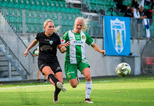Göteborgs Elin Rubensson i en duell med Hammarbys Astrid