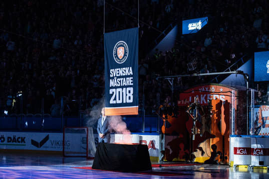 Växjös ordförande hissar flaggan svenska mästare 2018