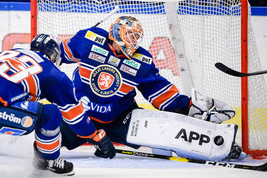 Växjös målvakt Viktor Fasth reagerar på en puck