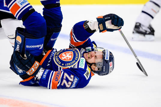 Växjös Janne Pesonen faller och grinar illa