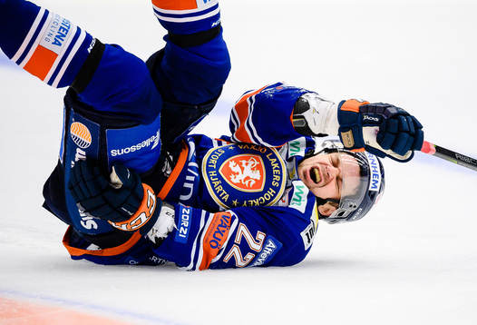 Växjös Janne Pesonen faller och grinar illa
