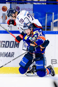 Linköpings Nick Sörenssen tacklar Växjös Niclas