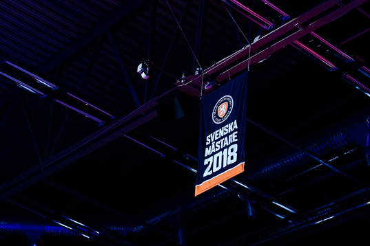 Flagga för svenska mästare 2018 hissas före match
