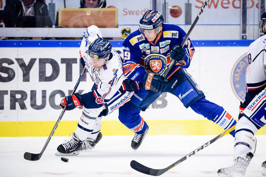 Växjös Pontus Holmberg tacklar Linköpings Broc Little