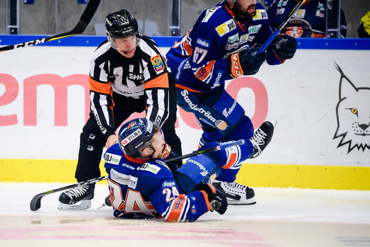 Växjös Brendan Shinnimin krockar med domare Wolmer Edqvist