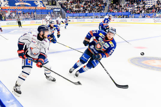 Linköpings Chad Billins  och Växjös Brendan Shinnimin