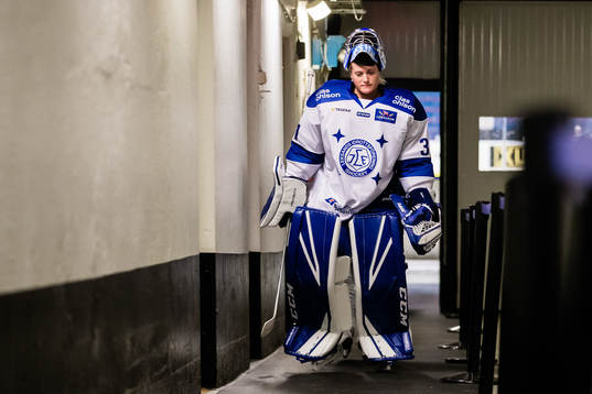 Leksands målvakt Julia Åberg innan ishockeymatchen i SDHL