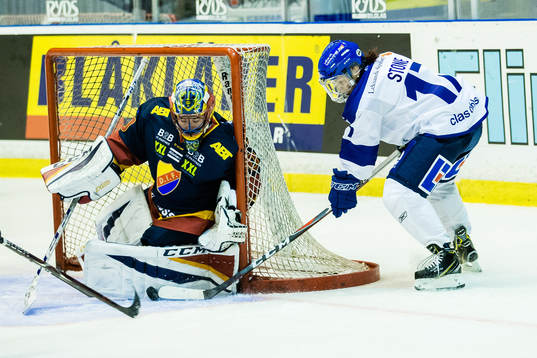 Leksands Danielle Stone med en målchans framför