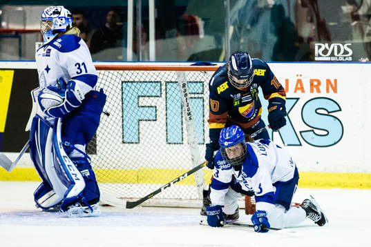 Djurgårdens Andrea Dalen trycker ner Leksands Elin Lundberg