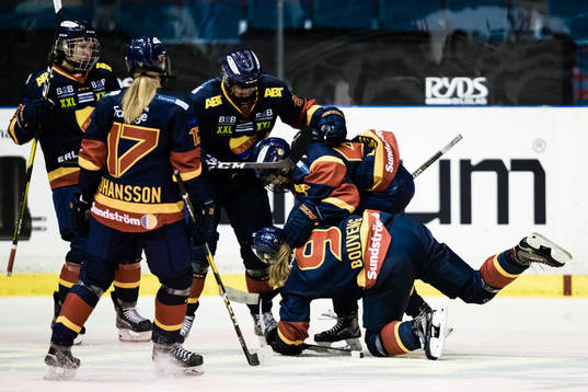 Djurgårdens Josefin Bouveng jublar med lagkamrater