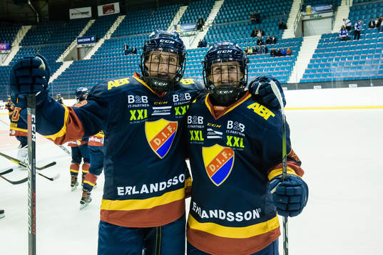 Djurgårdens Hanna Olsson och Sofie Lundin jublar