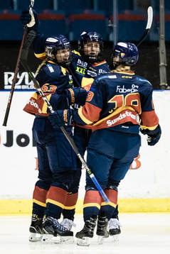 Djurgårdens Josefin Jakobsen jublar med Julia Östlund (h)