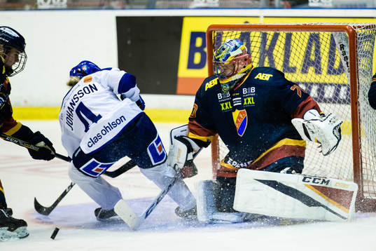 Leksands Wilma Johansson med en målchans framför
