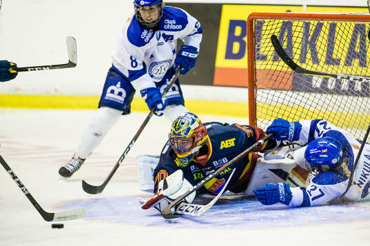 Leksands Ida Nikula med målchans framför Djurgårdens