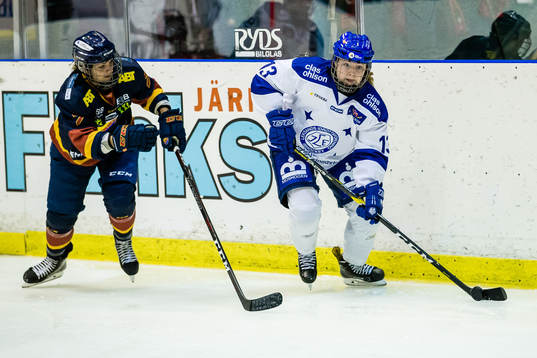 Leksands Hanna Sköld i kamp om pucken Djurgårdens
