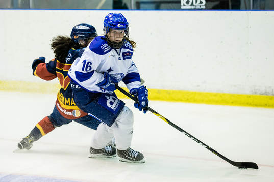 Leksands Kajsa Armborg i kamp om pucken Djurgårdens