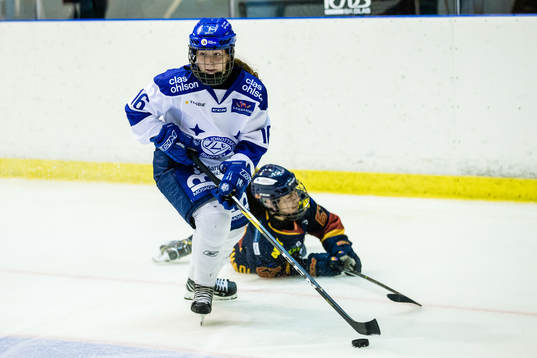 Leksands Kajsa Armborg i kamp om pucken Djurgårdens