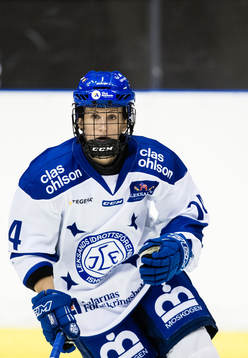 Leksands Sofia Engström innan ishockeymatchen i SDHL