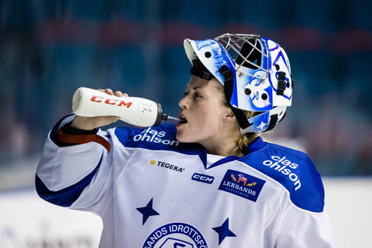 Leksands målvakt Julia Åberg innan ishockeymatchen i SDHL