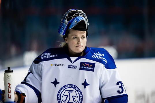 Leksands målvakt Julia Åberg innan ishockeymatchen i SDHL