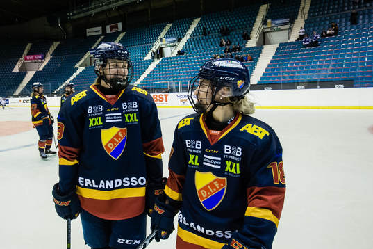 Djurgårdens Josefin Bouveng (v) och Alice Östensson