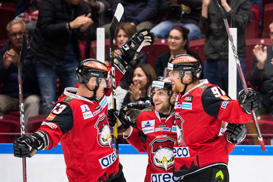 Malmö Redhawks Max Görtz jublar med lagkamrater