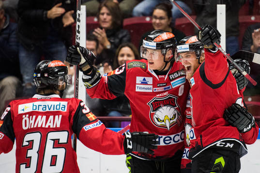 Malmö Redhawks Max Görtz jublar med lagkamrater