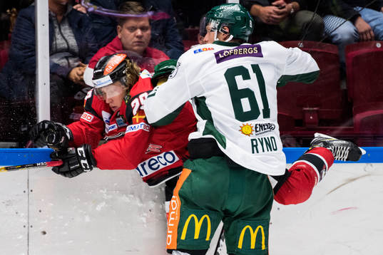 Färjestads Johan Ryno tacklar Malmö Redhawks Marcus