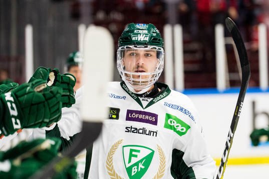 Färjestads Linus Johansson jublar med båset