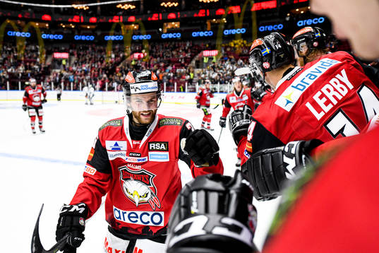 Malmö Redhawks Anton Öhman jublar med lagkamrater