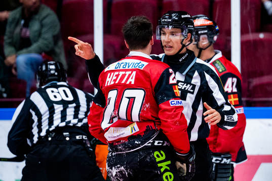 Malmö Redhawks Henrik Hetta pekas mot utvisningsbåset