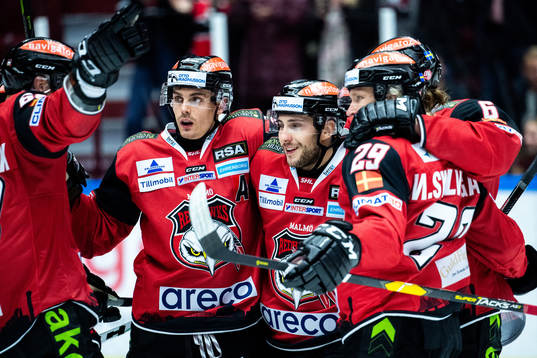 Malmö Redhawks Marcus Sylvegård blir omkramad